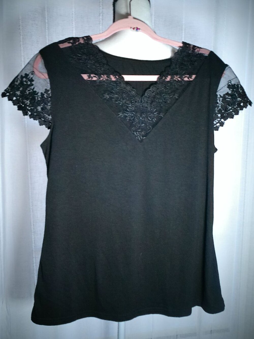BOUTIQUE BRAND (No Tag) NWOT Lace Cap Slve Lace V-Neck Black Tee L